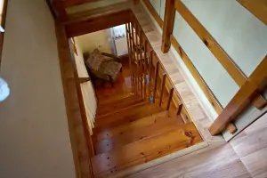 schody do prvního patra do ložnice