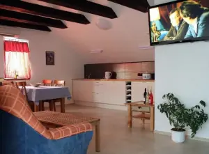 apartmán - obytná místnost s kuchyňským a jídelním koutem