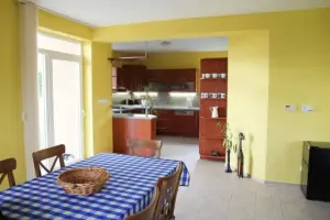 rekreační dům - obytná místnost - pohled ke kuchyňskému koutu