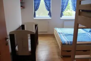 rekreační dům - ložnice s dvojlůžkem a patrovou postelí
