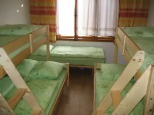 Ložnice s 2 patrovými postelemi a lůžkem
