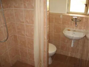 V chatě jsou k dispozici 2 koupelny se sprchovým koutem, wc a umyvadlem