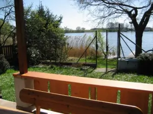 Z terasy je krásný výhled na místní rybník