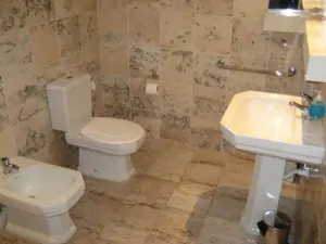 Součástí chalupy jsou 2 koupelny se sprchovým koutem, wc, bidetem a umyvadlem