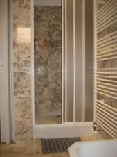 Součástí chalupy jsou 2 koupelny se sprchovým koutem, wc, bidetem a umyvadlem