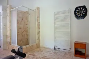 relaxační místnost: sprchový kout a šipky