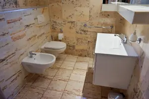 první část chalupy: koupelna se sprchovým koutem, umyvadlem, WC a bidetem