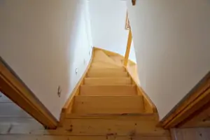 první část chalupy: schody do podkroví