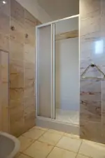 druhá část chalupy: sprchový kout v koupelně