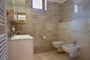 druhá část chalupy: koupelna se sprchovým koutem, umyvadlem, WC a bidetem