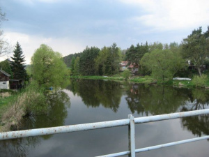 200 m od chaty je vzdálena také řeka Lužnice, která je oblíbena rybáři
