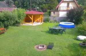 na zahradě se nachází pergola s venkovním posezením a zahradní bazén (průměr 3 m)