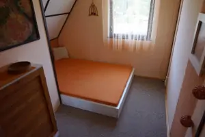 ložnice s vestavěnou matrací pro 2 osoby