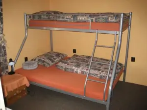 Ložnice s patrovou postelí
