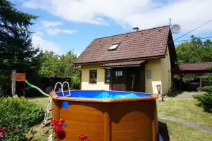 v červenci a v srpnu je u chaty k dispozici zahradní nadzemní bazén