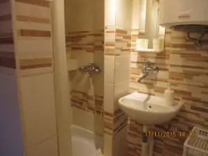 Koupelna je vybavena sprchovým koutem, WC a umyvadlem