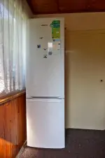 velká lednička s mrazcím boxem stojí na verandě