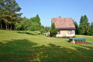 chalupa Borovnička leží ve velké neoplocené zahradě