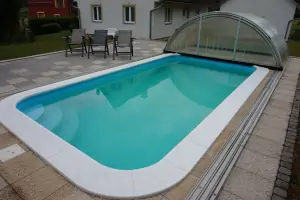 k dispozici je zapuštěný bazén (6 x 3 x 1,2 m) s odsuvným zastřešením