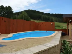 Na zahradě se nachází zapuštěný bazén (8 x 3,5 x 1,5 m)