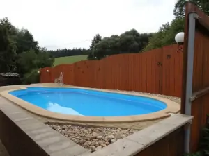 Zapuštěný bazén (8 x 3,5 x 1,5 m)