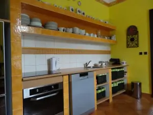 Kuchyně v přízemí je plně vybavena pro vaření a stolování