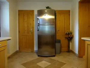 lednička s mrazničkou v kuchyni