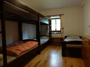ložnice se 2 patrovými postelemi a lůžkem v přízemí
