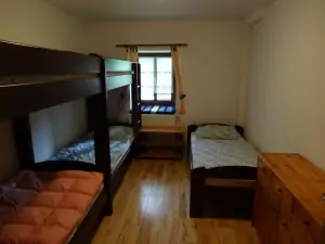 ložnice se 2 patrovými postelemi a lůžkem v přízemí