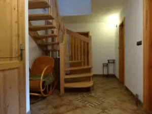 chodba - schodiště do podkroví