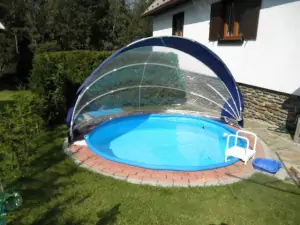 K dispozici je zapůštěný bazén (průměr 3 m, hloubka 1,1 m)