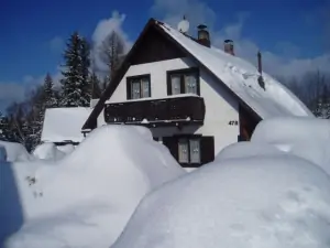 Zima u chaty Javorná na Šumavě