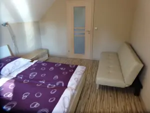 ložnice s dvojlůžkem a patrovou postelí (neaktuální fotografie)