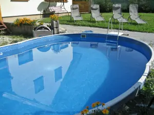k dispozici je zapuštěný bazén (3,7 x 5,5 x 1,2 m)