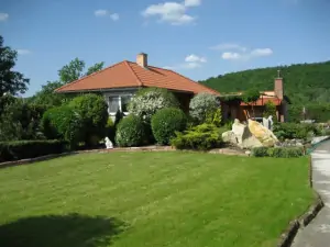 Chata Moravičany leží okrasné zahradě