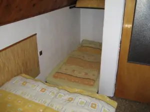 Ložnice s dvojlůžkem a matrací