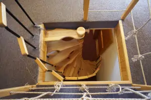 z chodby v prvním patře vedou úzké a točité schody do podkrovní ložnice