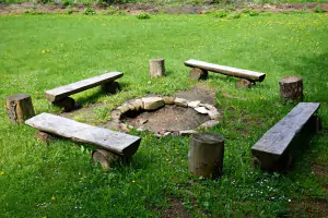 ohniště s lavičkami v zadní části zahrady