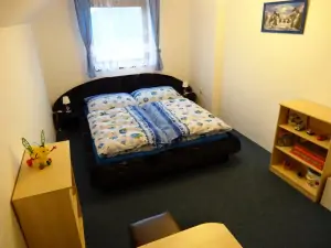 ložnice s dvojlůžkem a rozkládacím gaučem pro 1 osobu