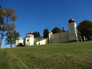 Klášter Dolní Hedeč je od chalupy vzdálen jen 400 m