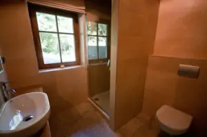 Koupelna se sprchovým koutem, WC a umyvadlem v přízemí