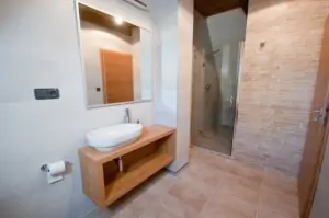 Koupelna se sprchovým koutem, WC, bidetem a umyvadlem v podkroví