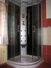 Koupelna je vybavena sprchovým koutem, WC a umyvadlem