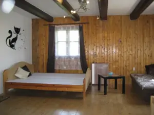 Obytná ložnice s dvojlůžkem, lůžkem a rozkládacím gaučem pro 2 osoby