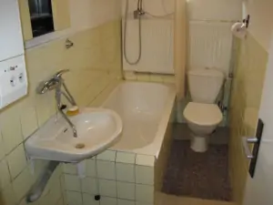 Koupelna v přízemí je vybavena vanou, WC a umyvadlem