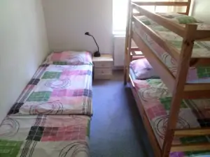 ložnice s patrovou postelí a 2 lůžky