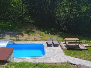 zapuštěný bazén (6 m x 3 m x 1,5 m)