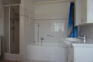 koupelna je vybavena vanou, sprchovým koutem a umyvadlem