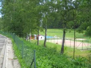 v obci Sebranice (cca. 1,5 km od chalupy) se nachází sportovní areál s koupalištěm