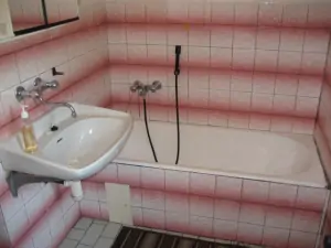 Koupelna je vybavena vanou a umyvadlem